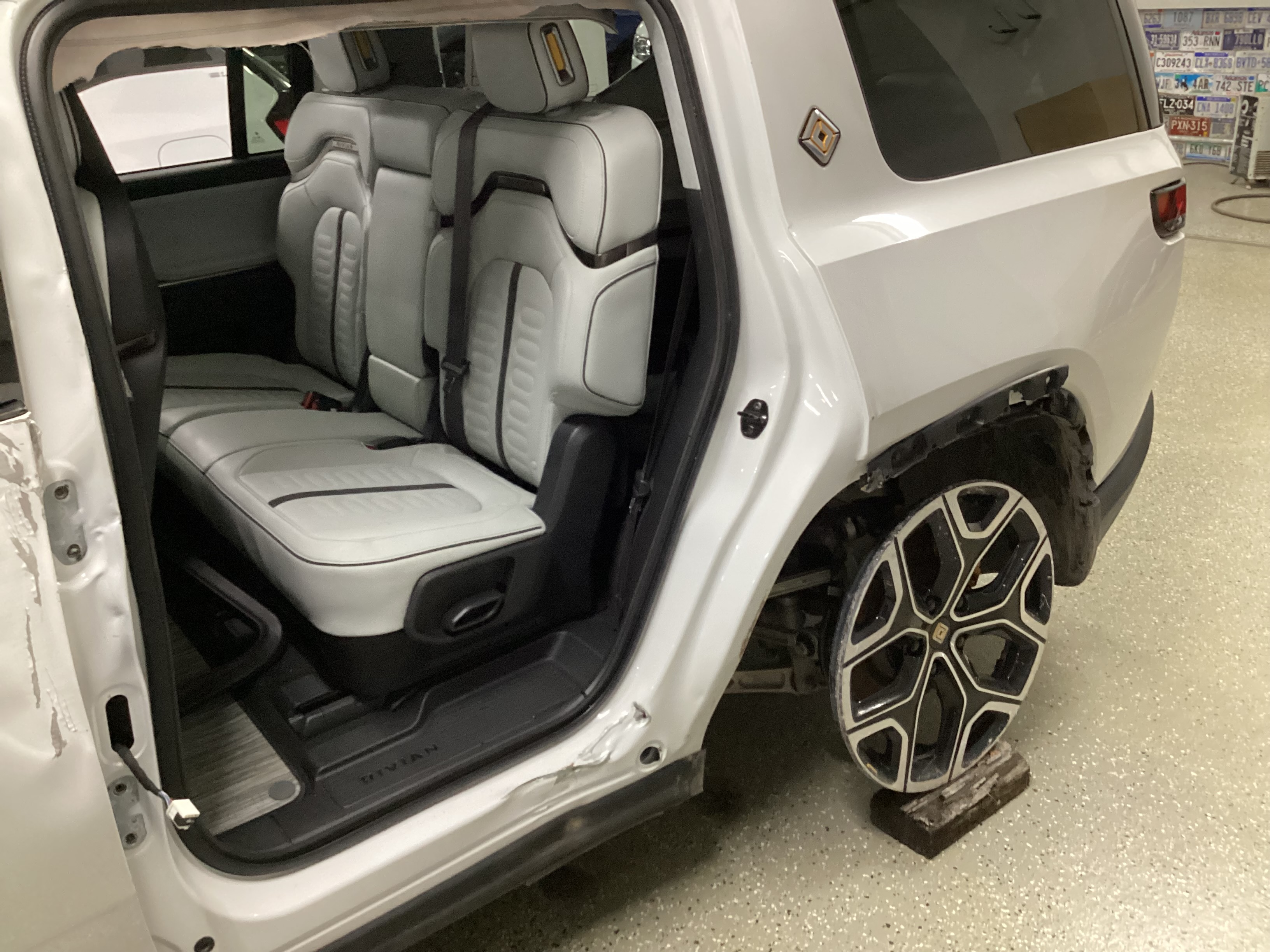2023 RIVIAN R1S Adventure Quad-Motor Large Pack - Image 7