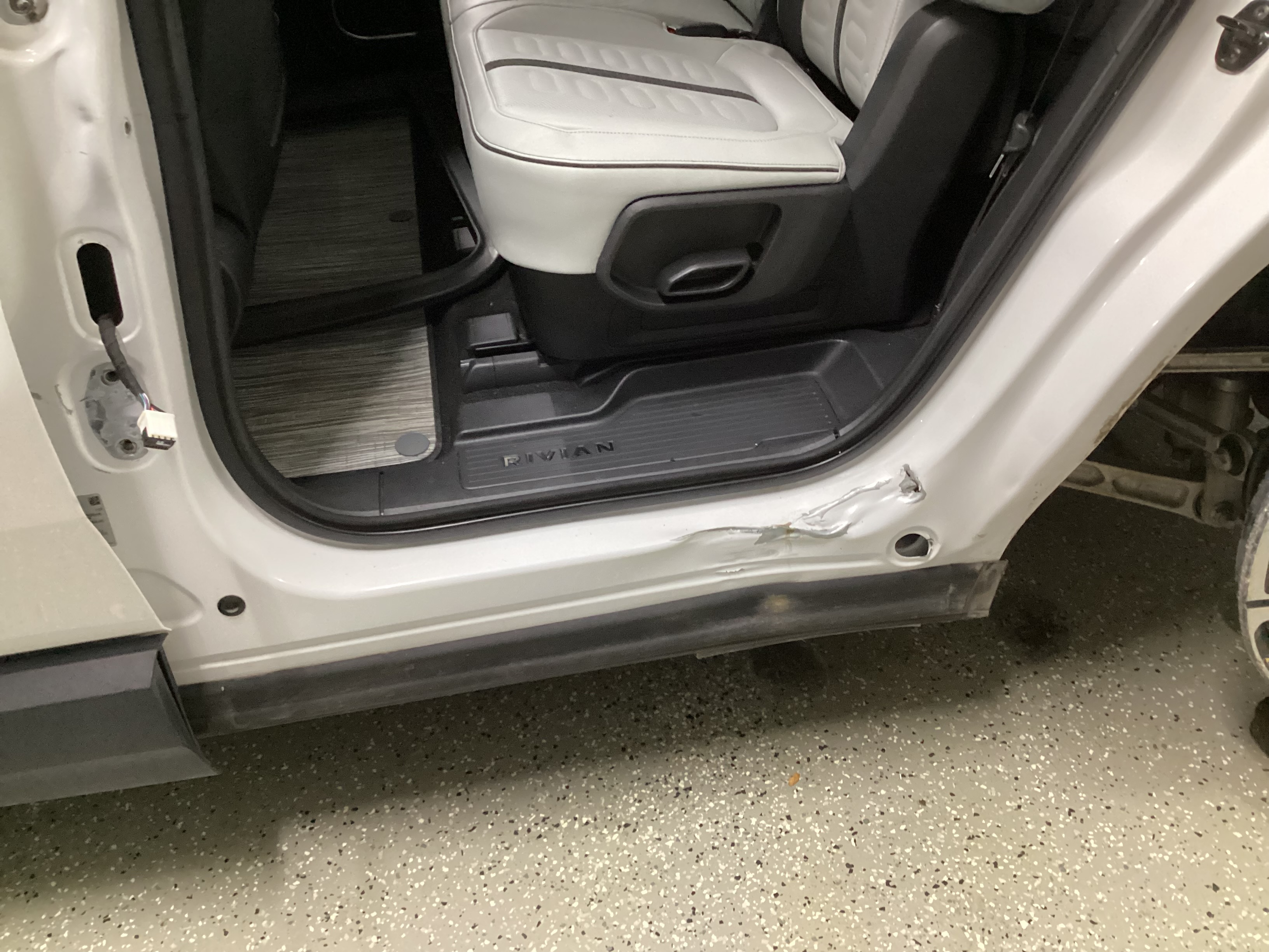 2023 RIVIAN R1S Adventure Quad-Motor Large Pack - Image 8