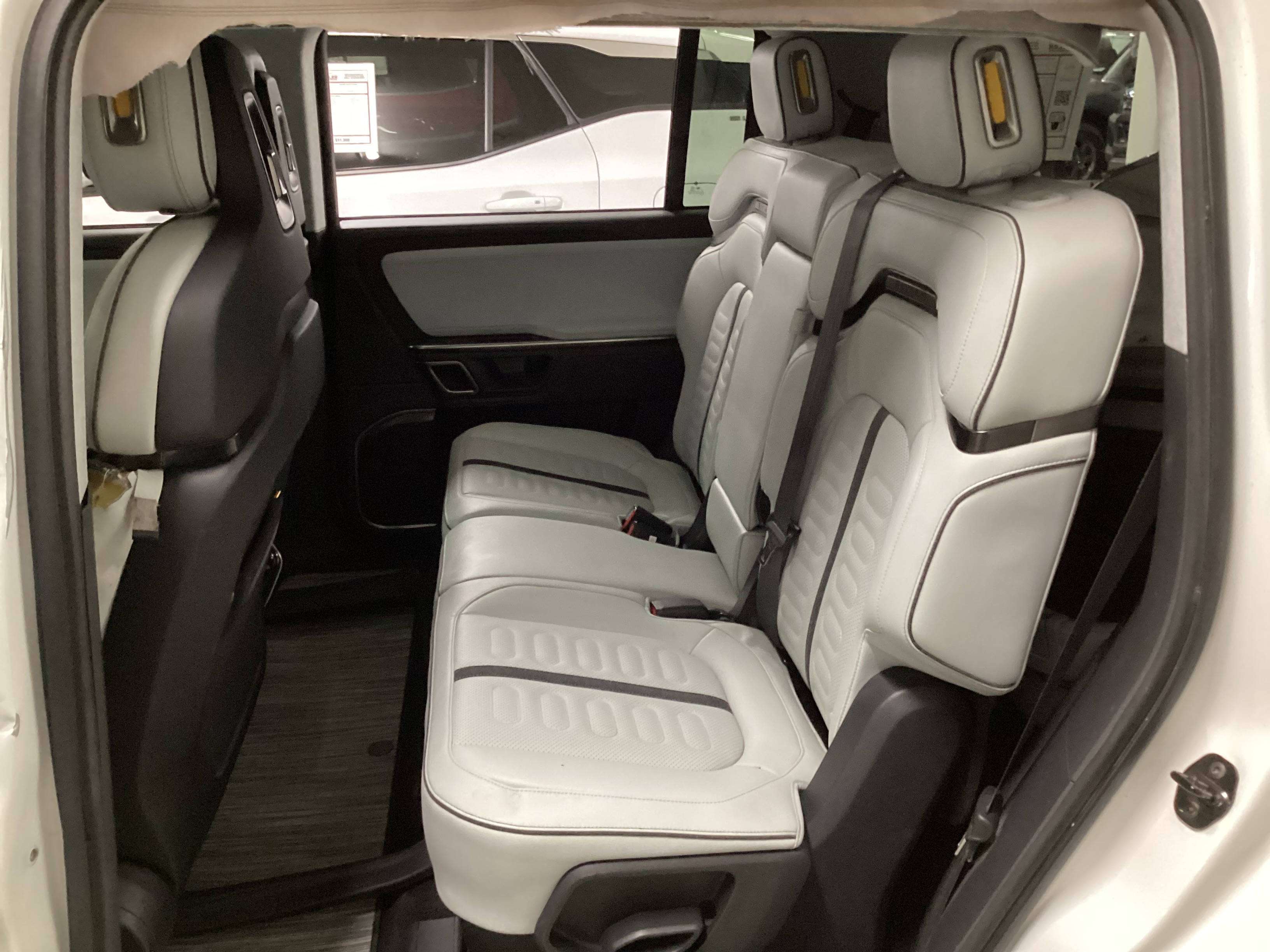 2023 RIVIAN R1S Adventure Quad-Motor Large Pack - Image 12