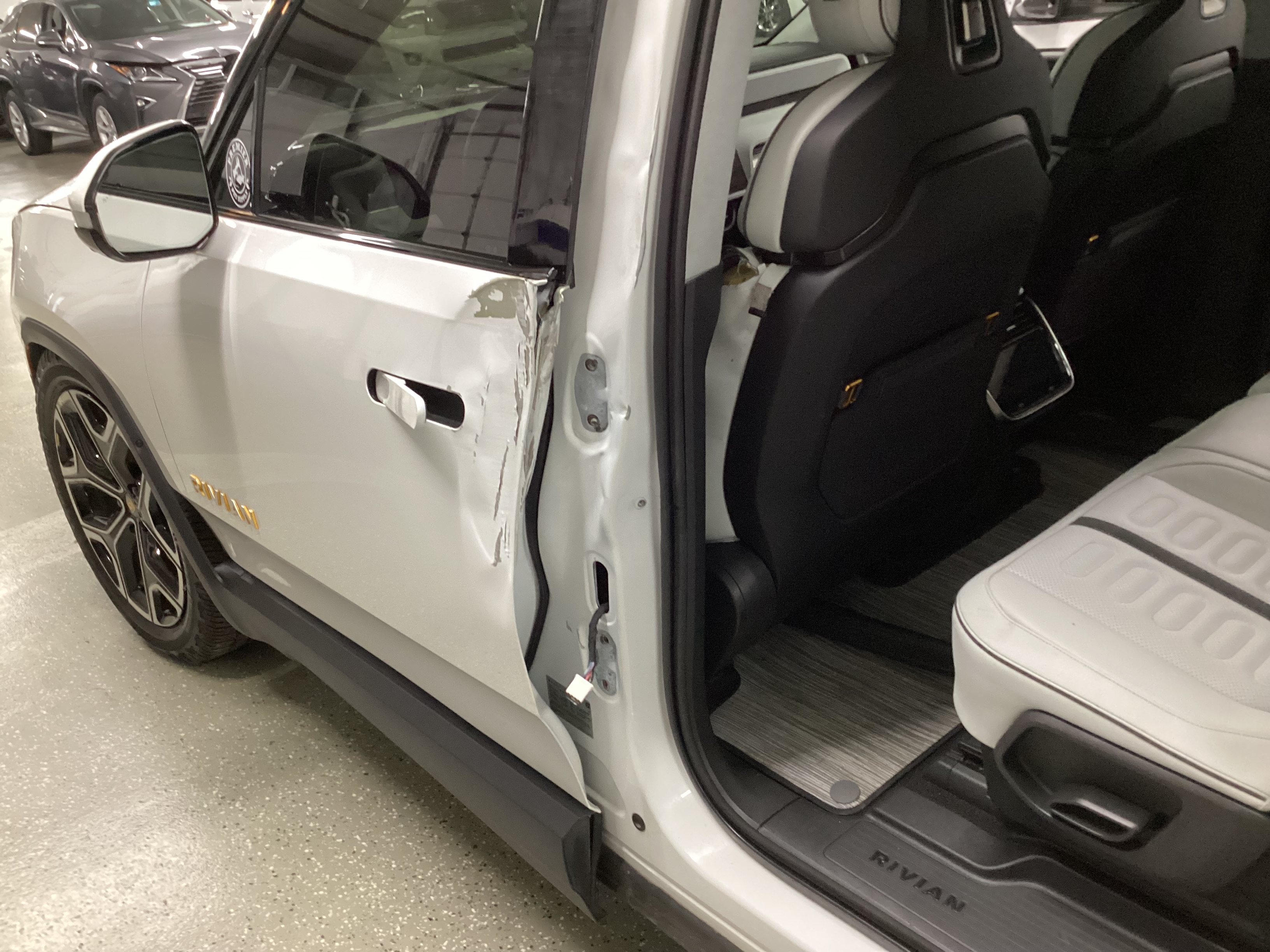 2023 RIVIAN R1S Adventure Quad-Motor Large Pack - Image 13