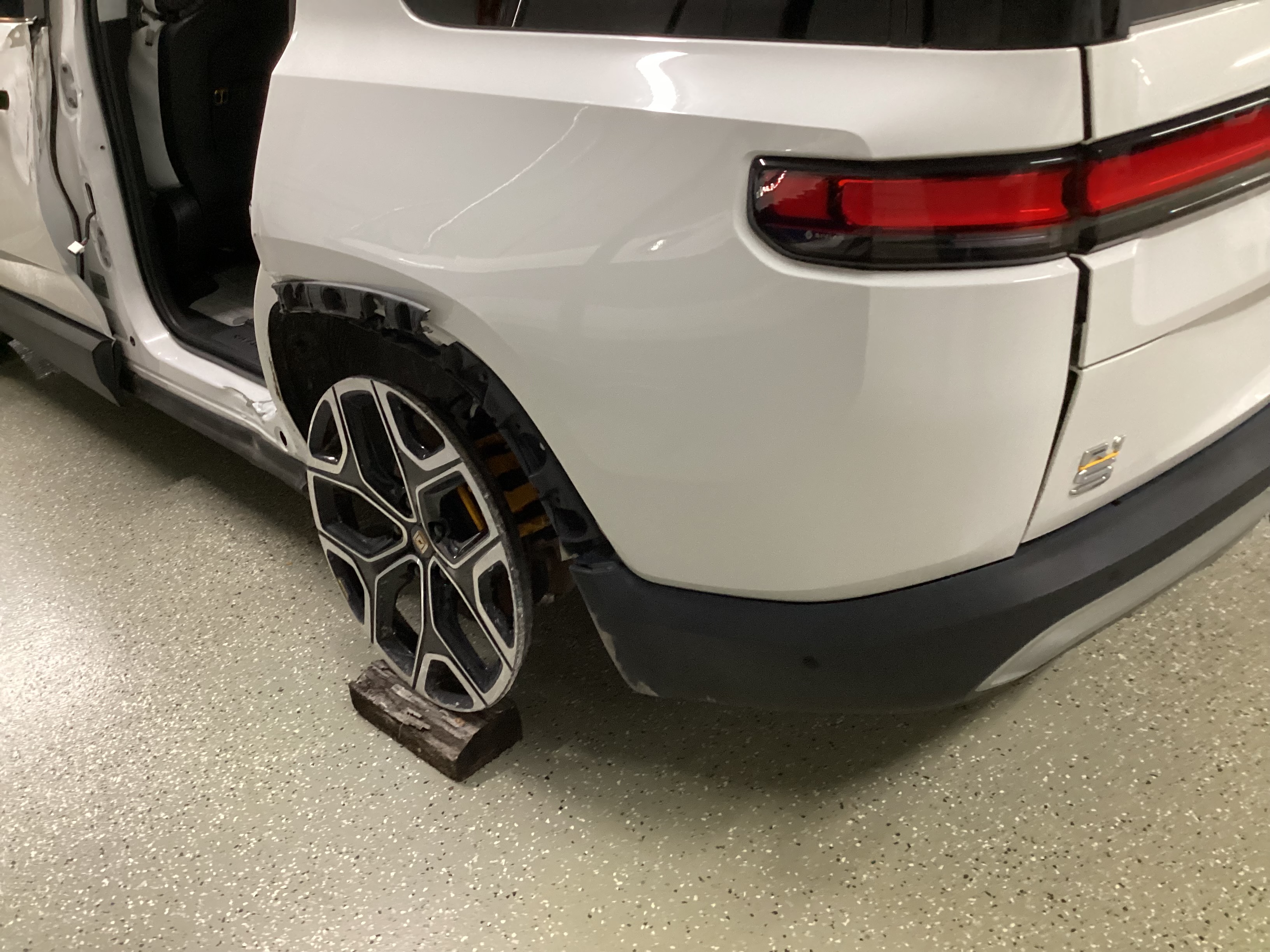 2023 RIVIAN R1S Adventure Quad-Motor Large Pack - Image 14