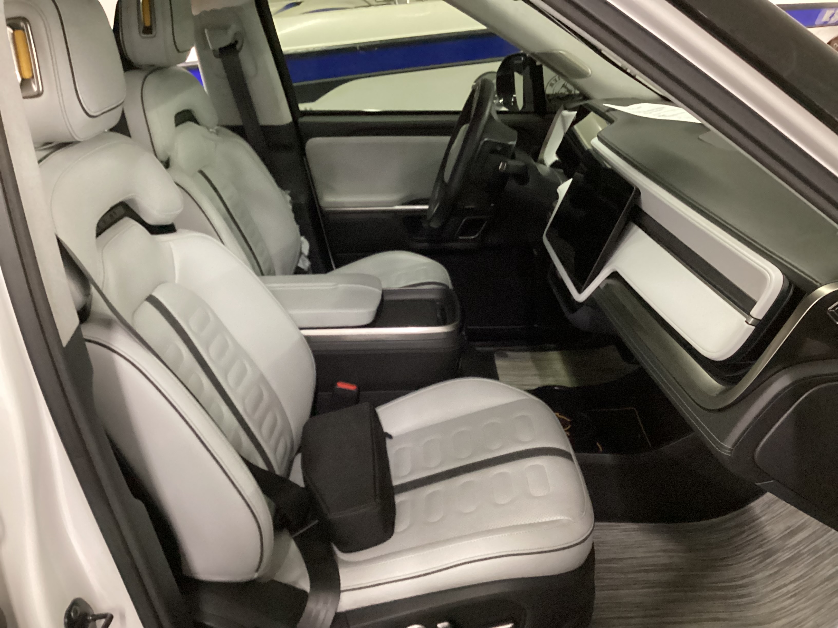 2023 RIVIAN R1S Adventure Quad-Motor Large Pack - Image 16
