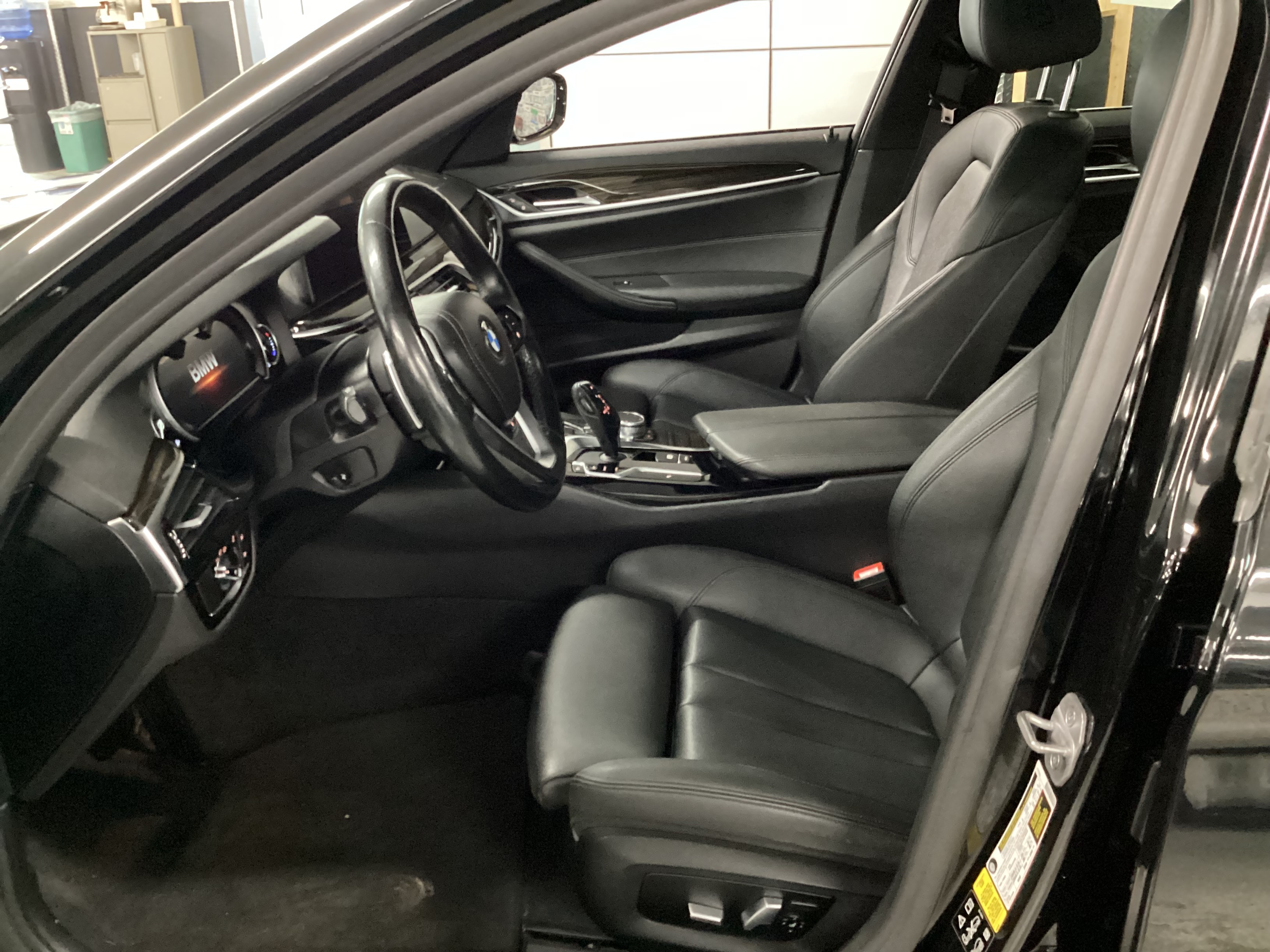 2019 BMW 530i xDrive - Image 8
