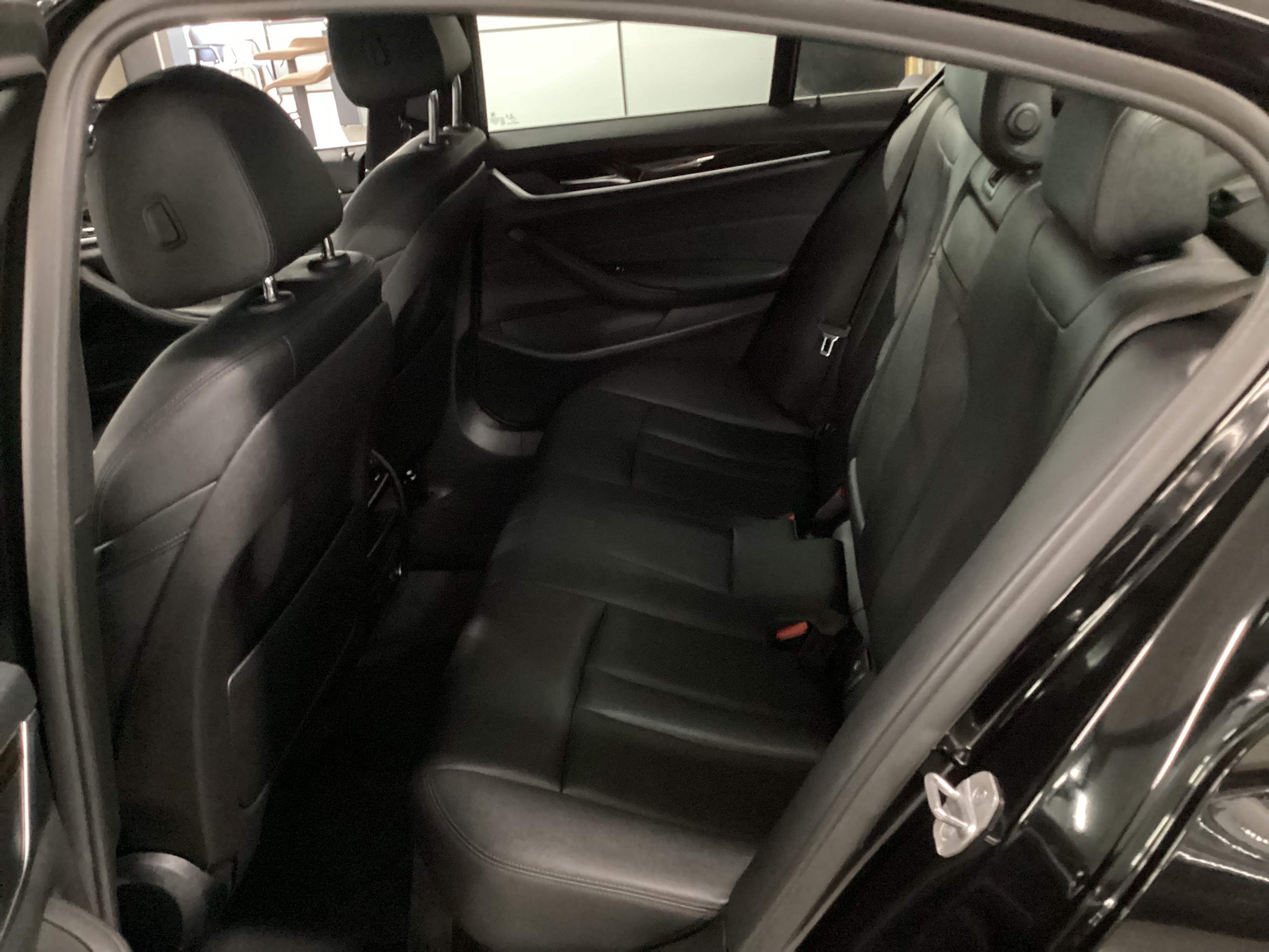 2019 BMW 530i xDrive - Image 9