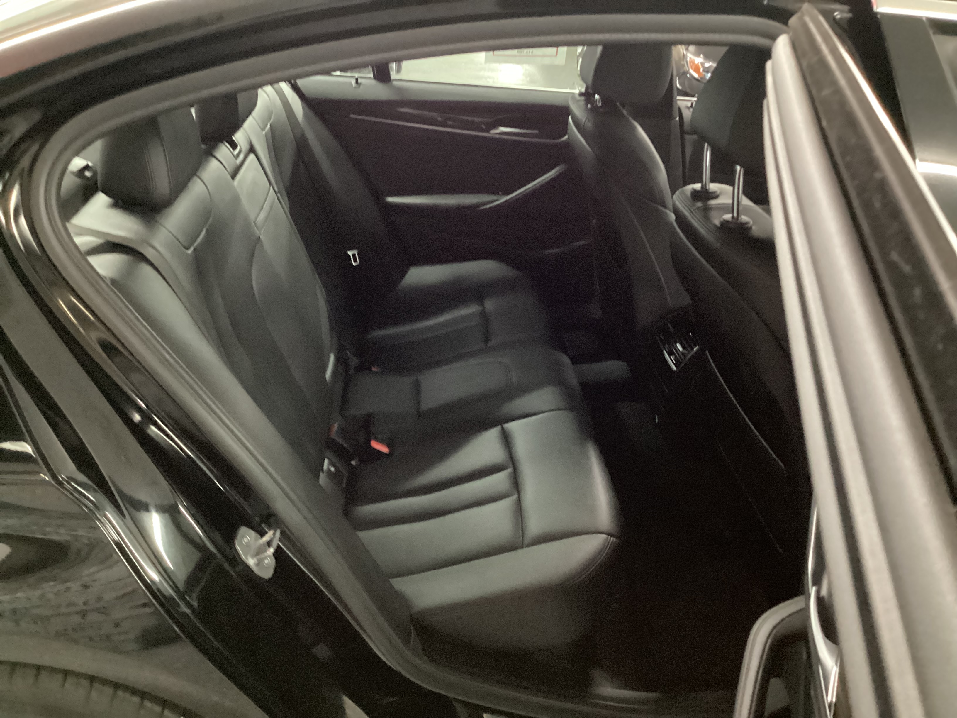 2019 BMW 530i xDrive - Image 11