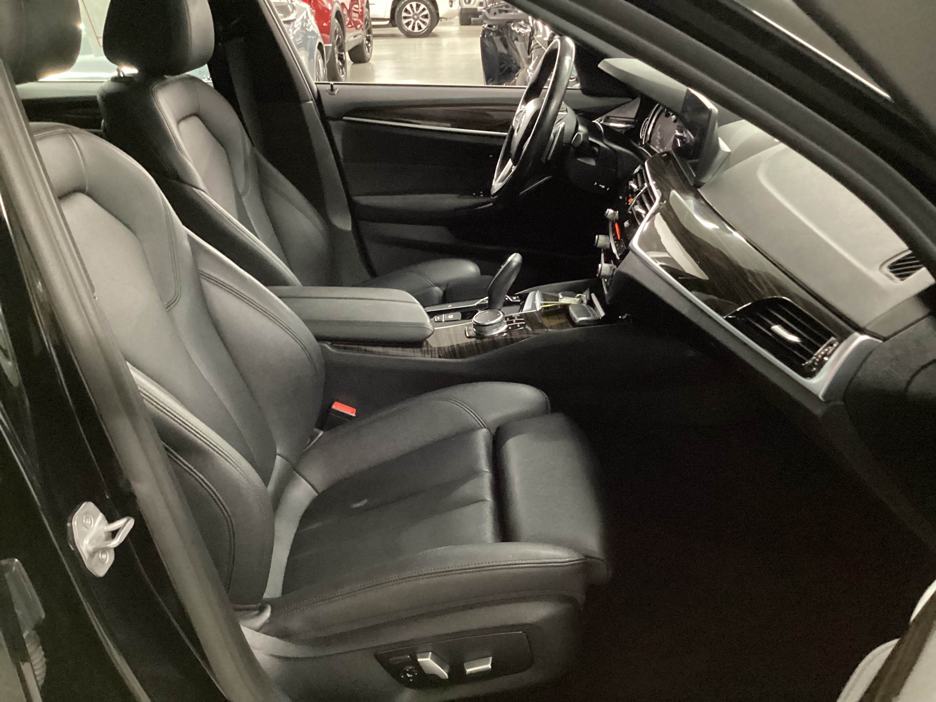 2019 BMW 530i xDrive - Image 12