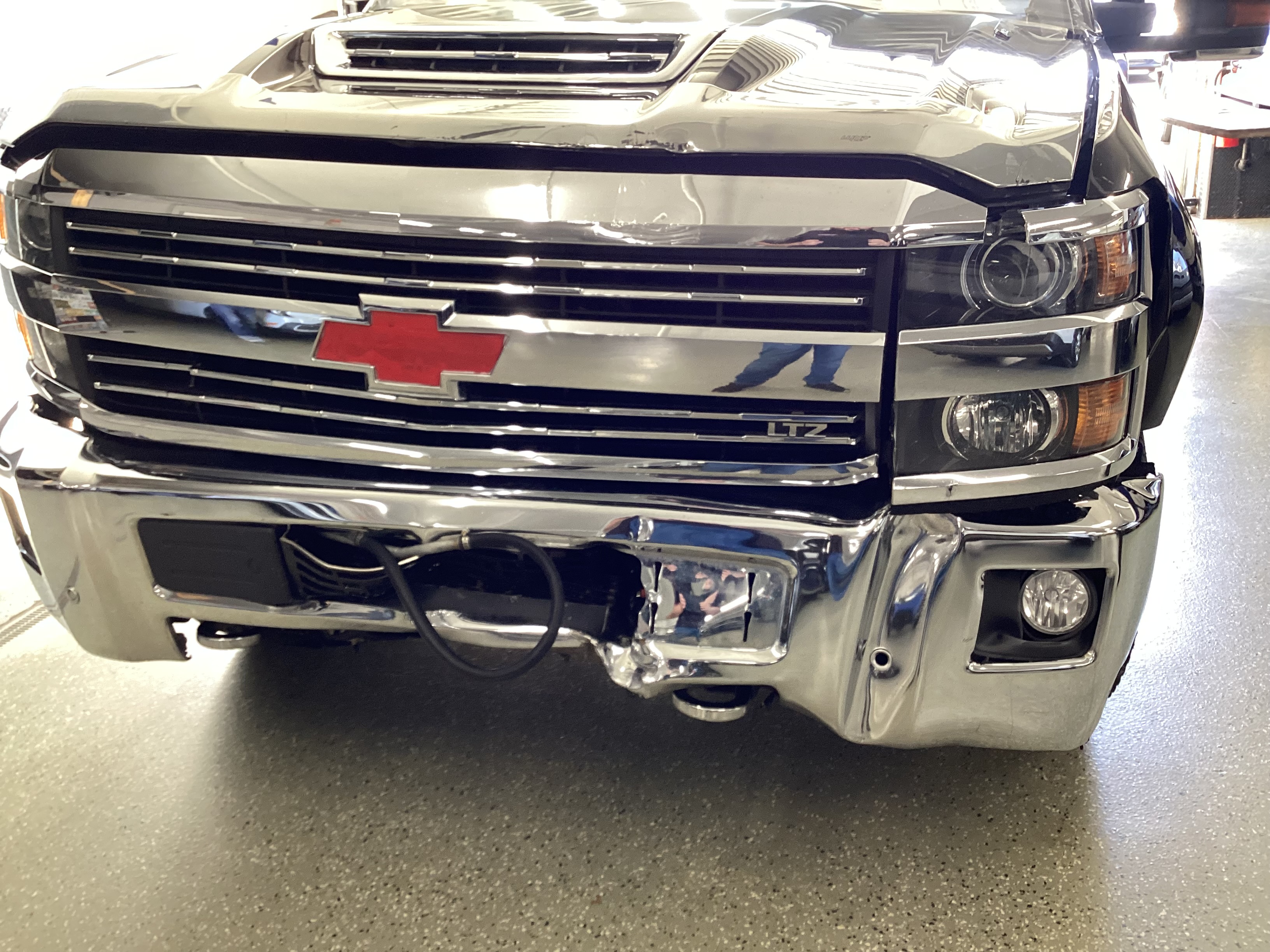 2018 CHEVROLET Silverado 3500HD 4WD Crew Cab LTZ Dually - Image 5