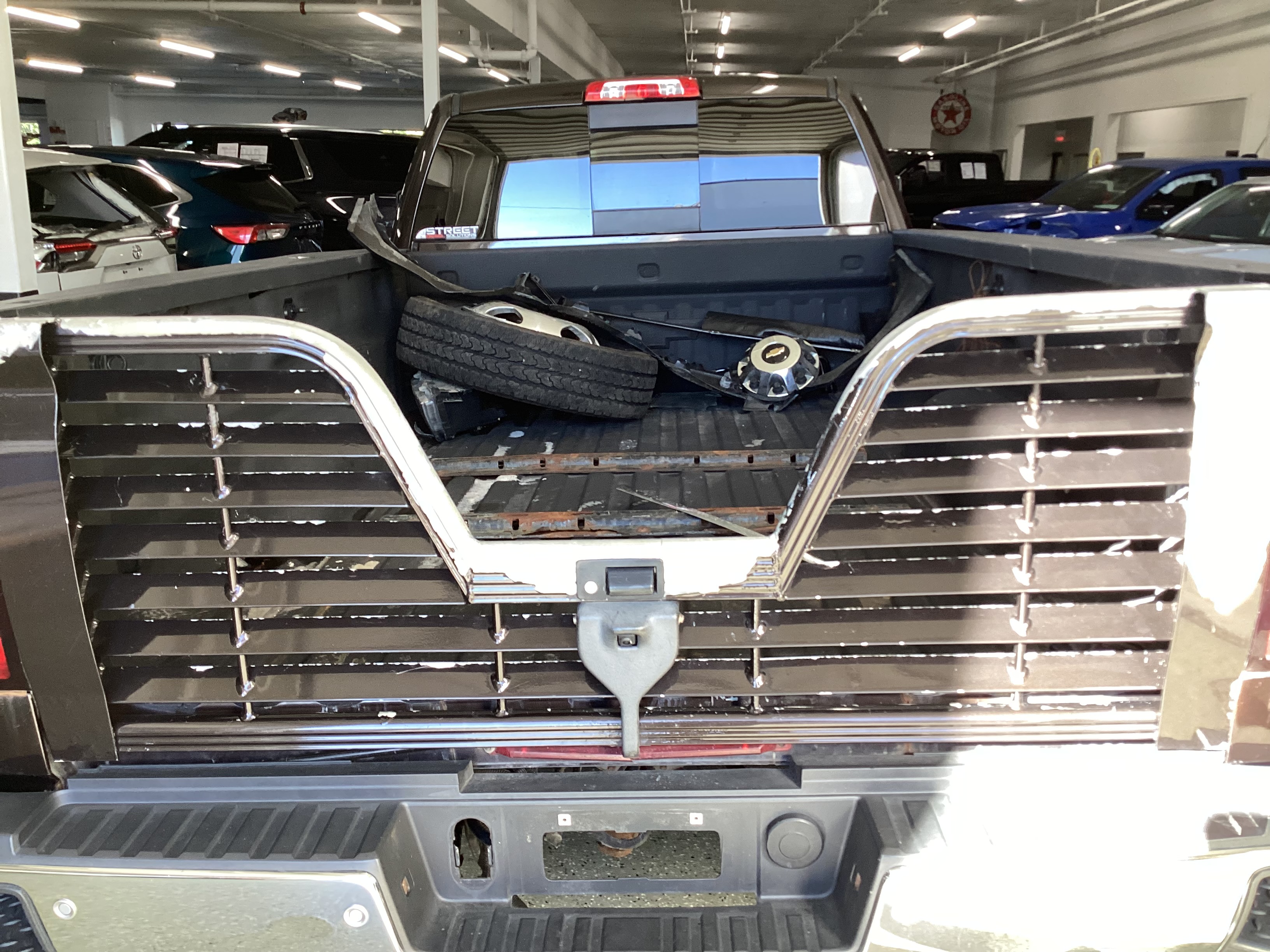 2018 CHEVROLET Silverado 3500HD 4WD Crew Cab LTZ Dually - Image 14