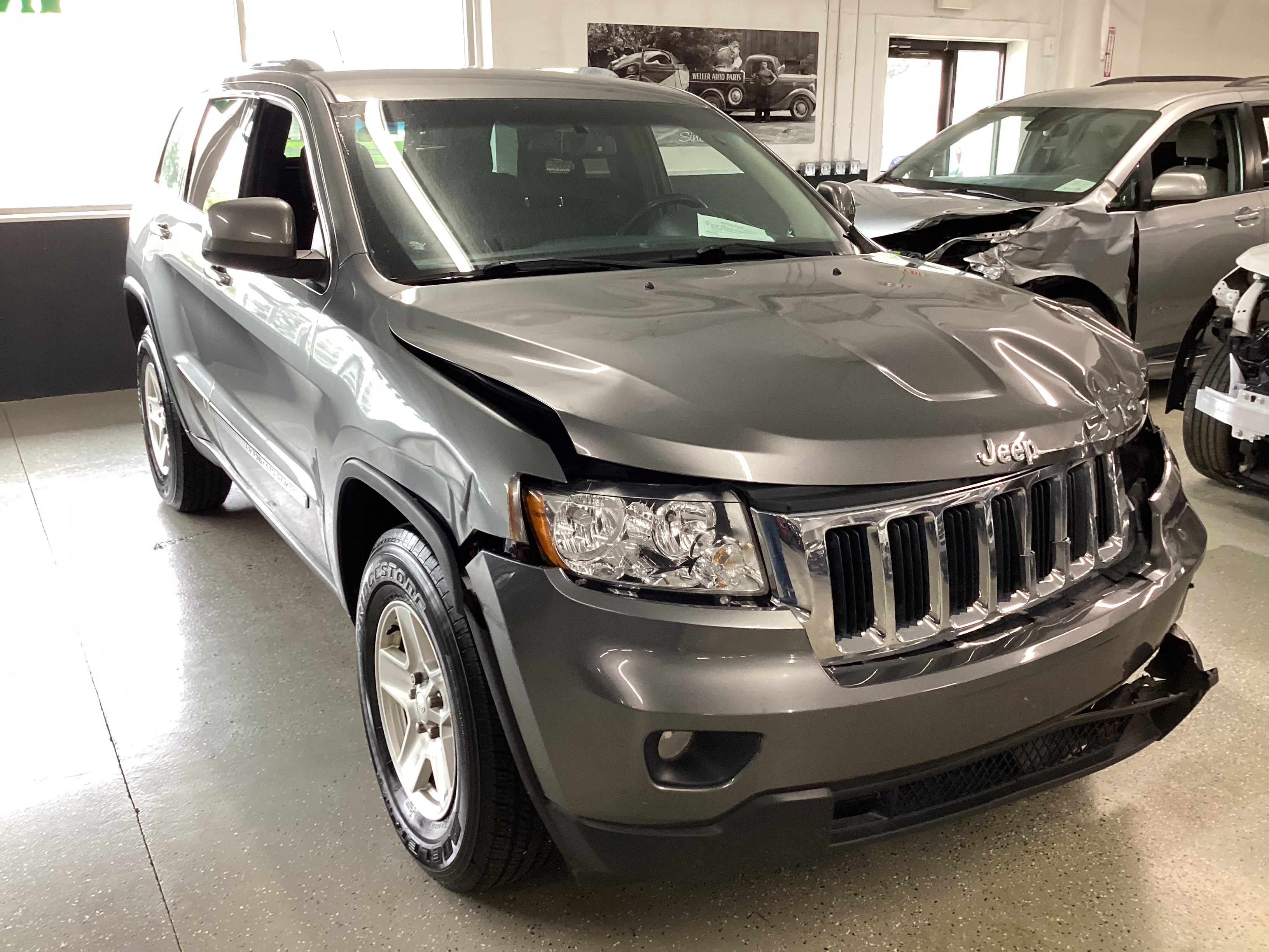 2012 JEEP Grand Cherokee Laredo 4WD - Image 4