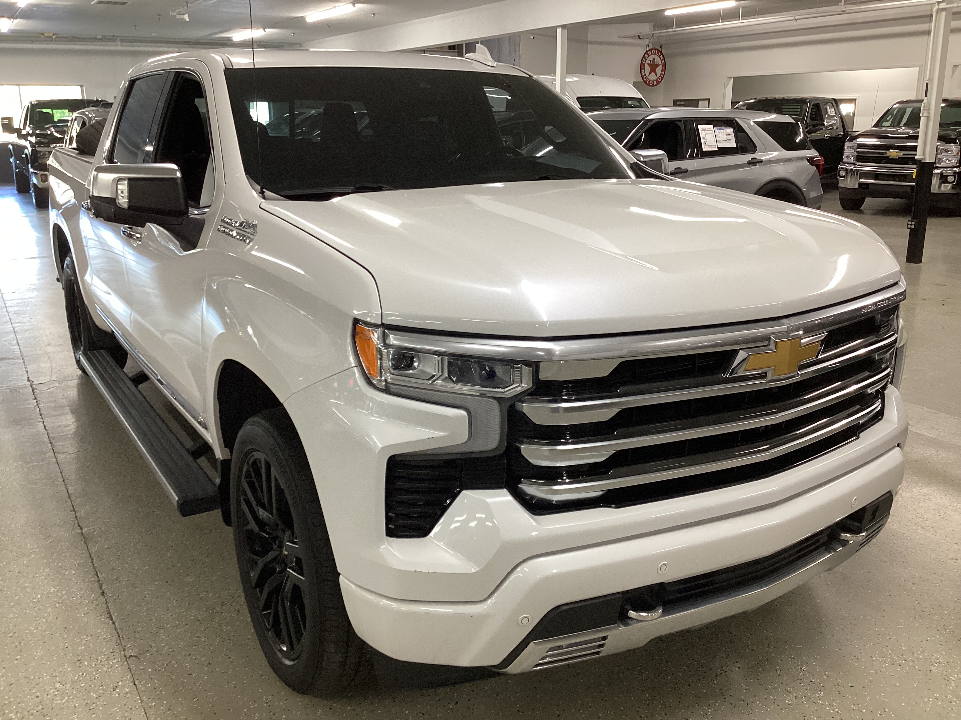 2023 CHEVROLET Silverado 4WD High Country Crew Cab - Image 4