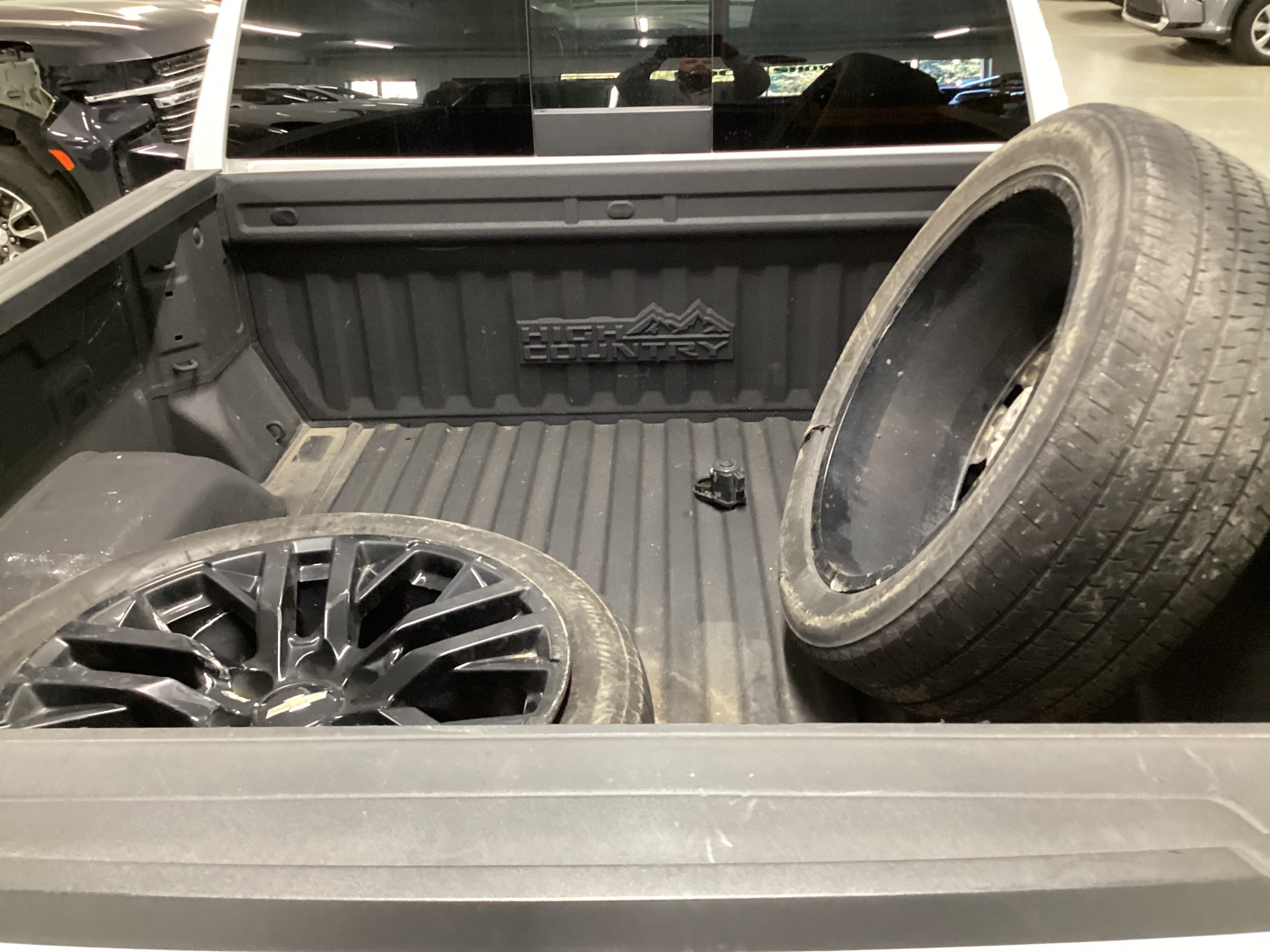 2023 CHEVROLET Silverado 4WD High Country Crew Cab - Image 12