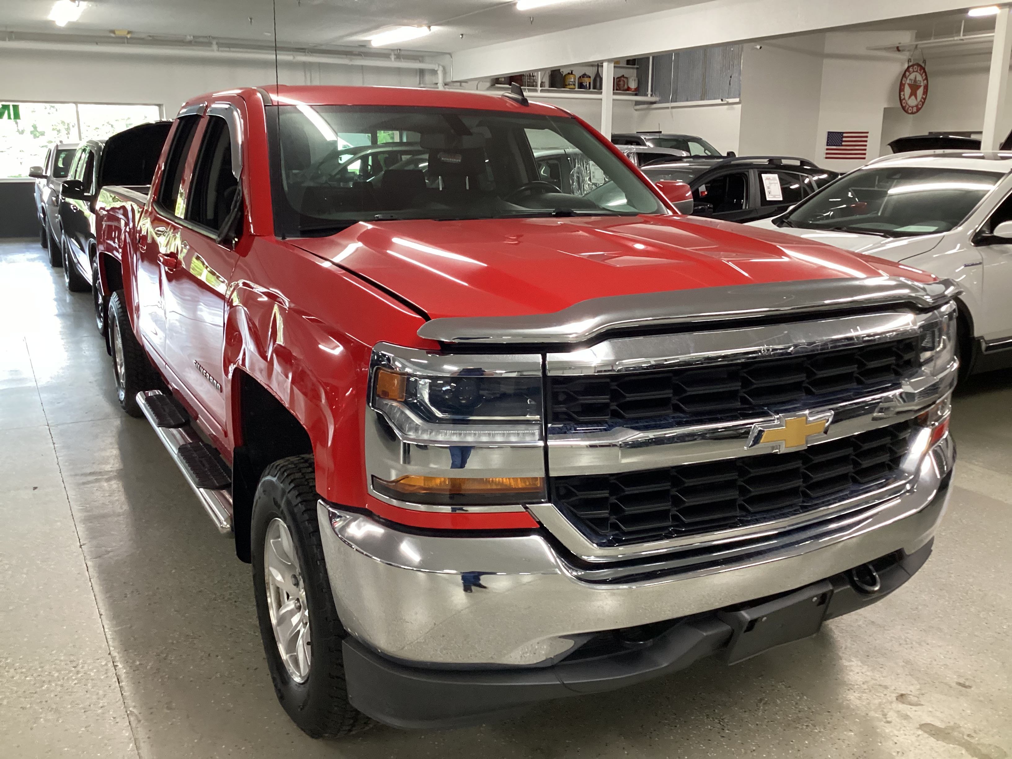 2017 CHEVROLET Silverado 4WD Double Cab LT - Image 4