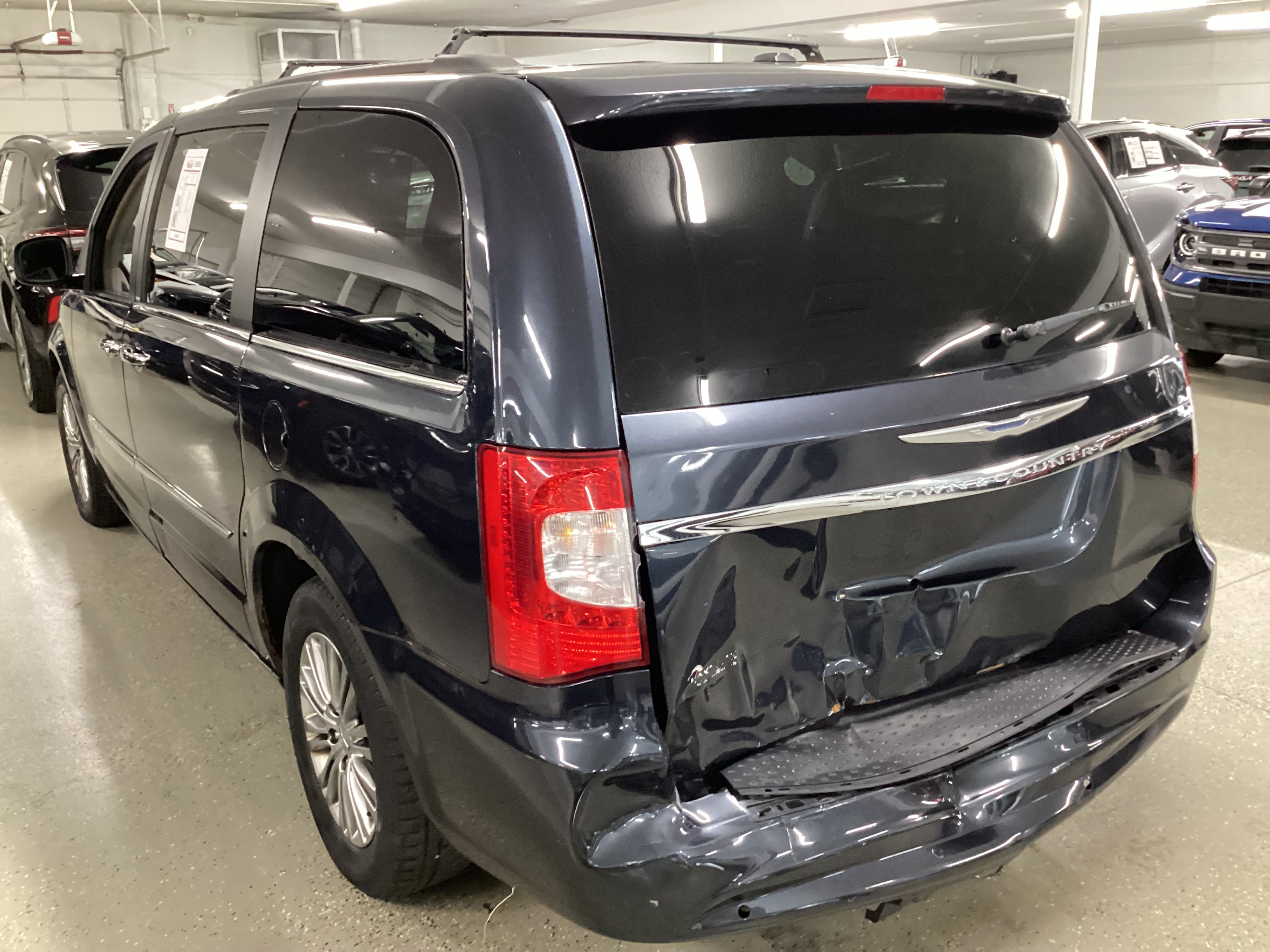 2014 CHRYSLER Town & Country Touring-L - Image 2
