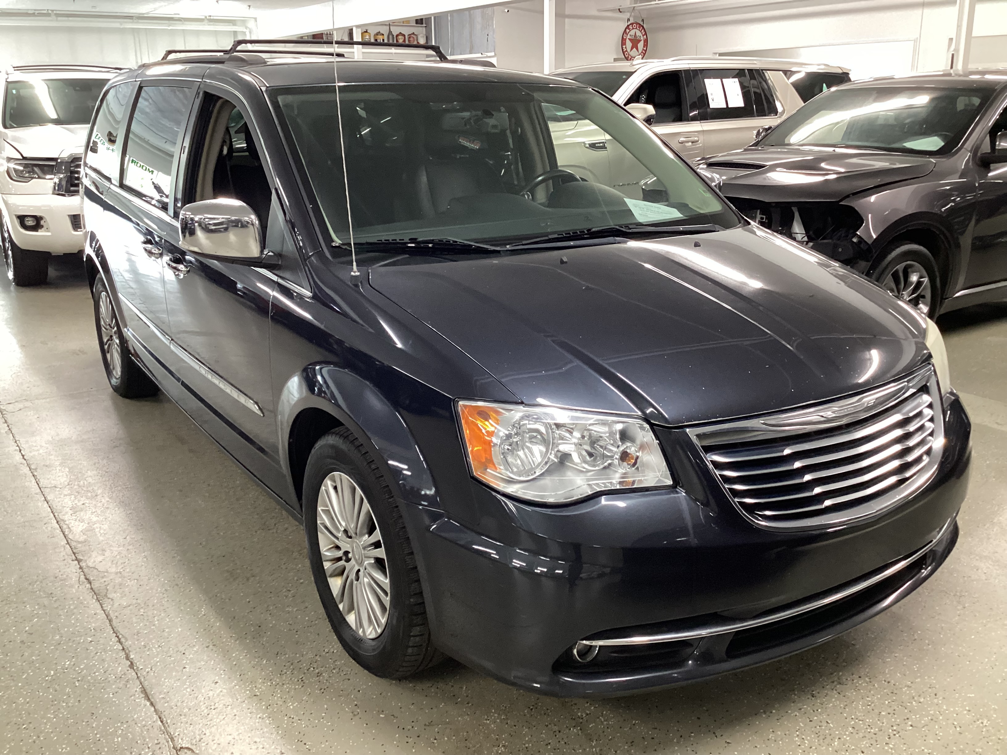 2014 CHRYSLER Town & Country Touring-L - Image 4