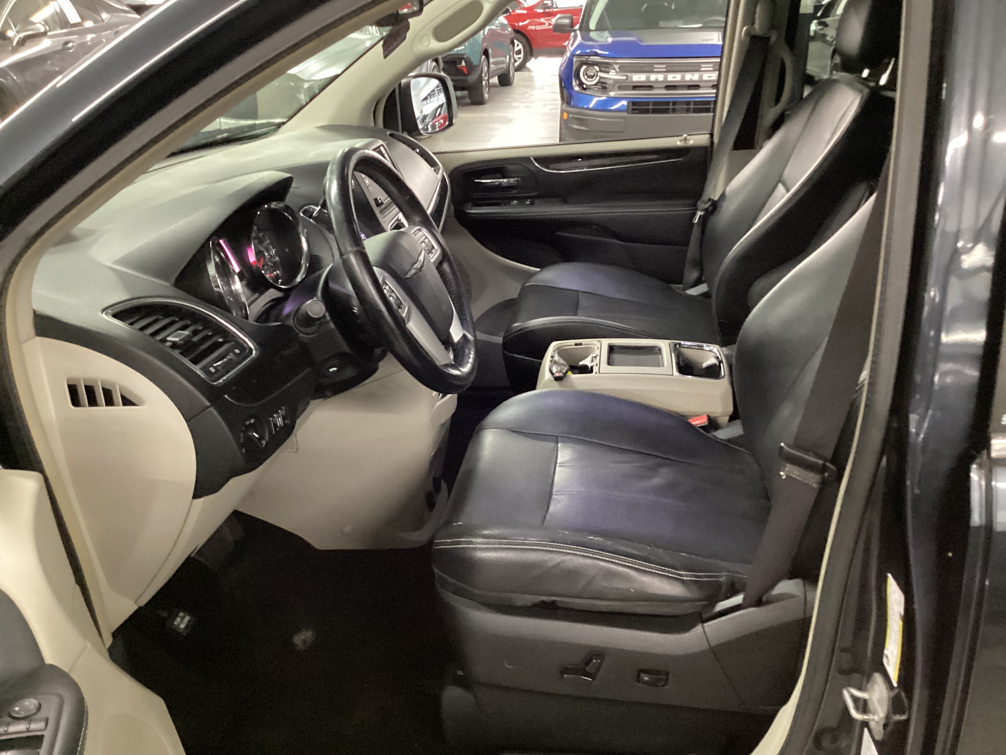 2014 CHRYSLER Town & Country Touring-L - Image 5