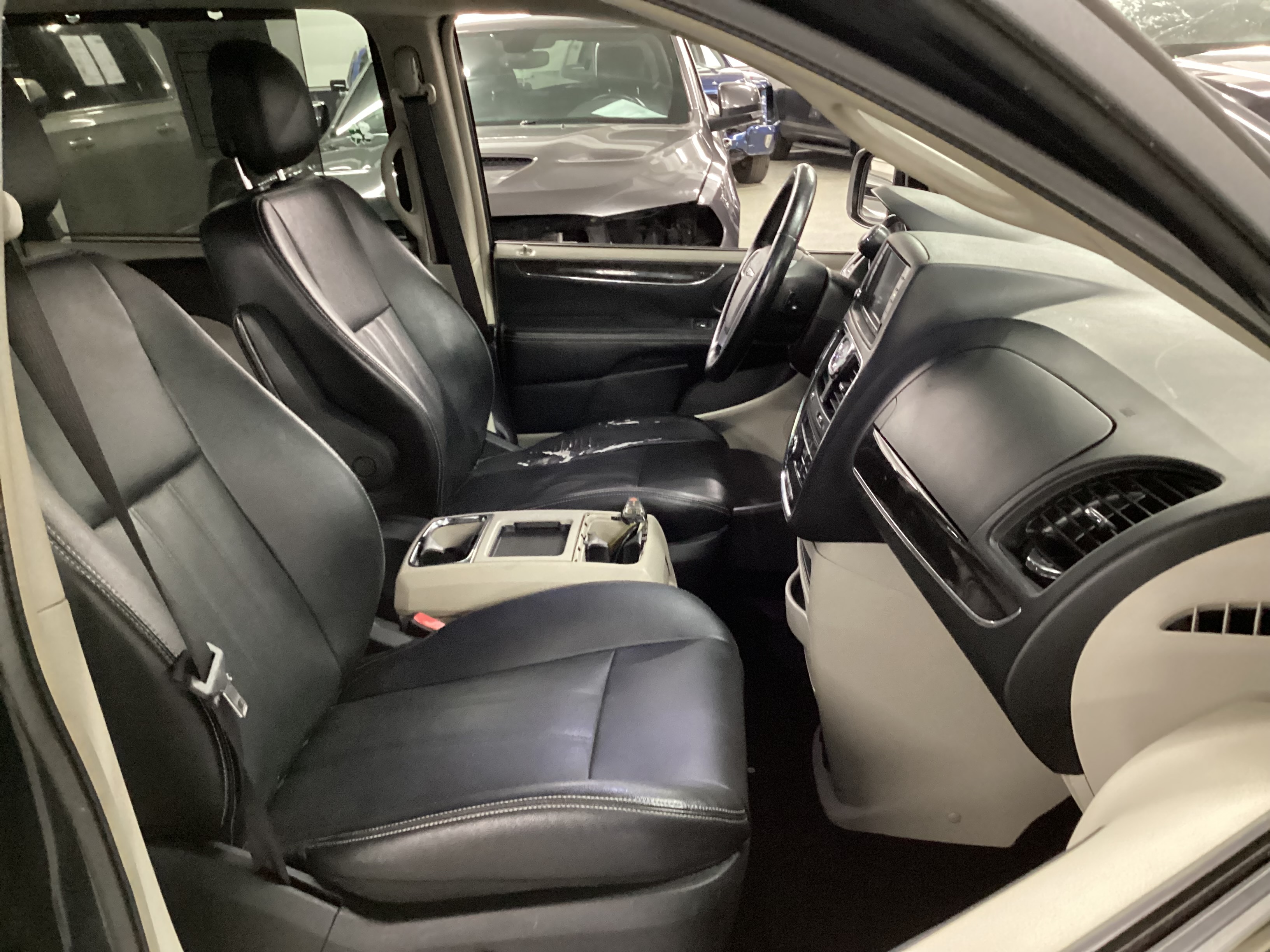 2014 CHRYSLER Town & Country Touring-L - Image 10