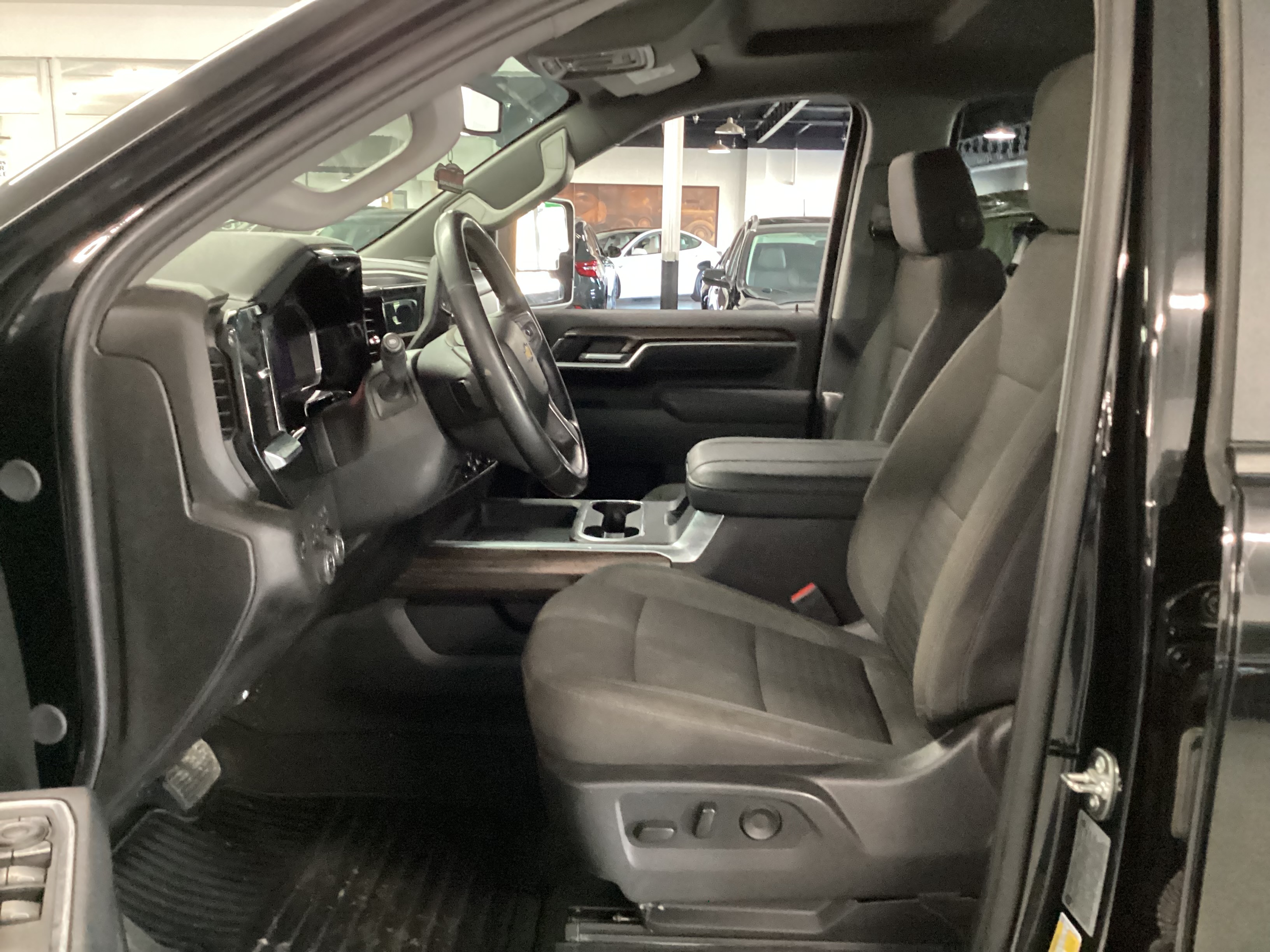 2026 CHEVROLET Silverado 2500HD 4WD LT Crew Cab Long Bed - Image 9